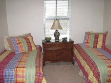 Guest bedroom with twin beds